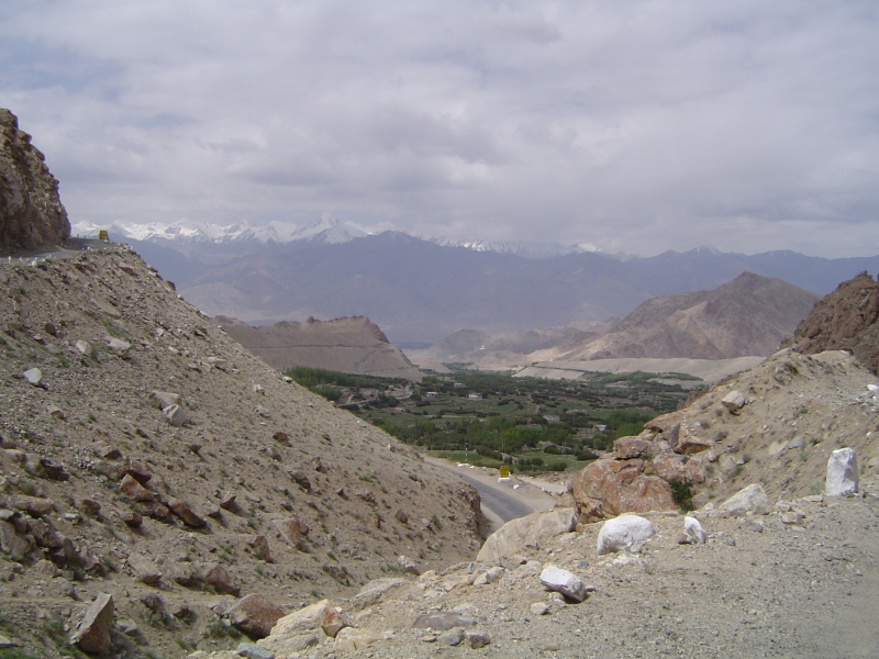 dsc01418 Smriti and Gautam start for Khardung La. A few hours after us.