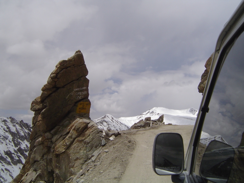 dsc01423 Smriti and Gautam almost at Khardung La