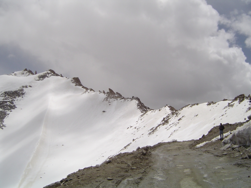 dsc01429 Gautam stops before Khardung La