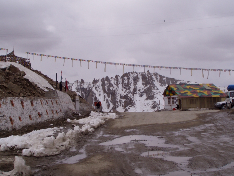 p6240153 Tea shop at Khardung La
