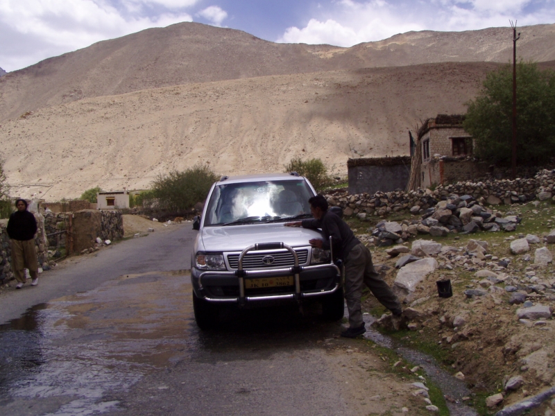 p6240190 Skirmalotus cooling the car at Khardung