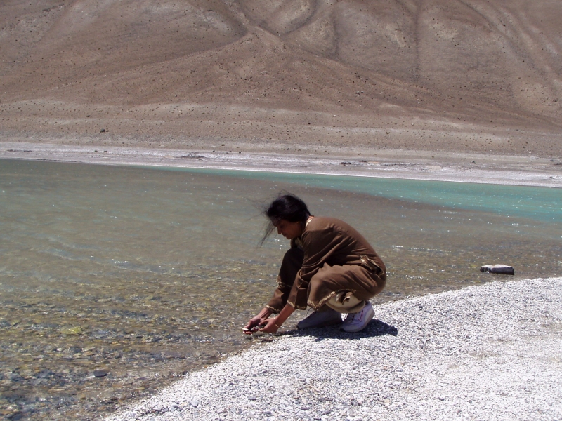 p6260300 Ma collecting stones