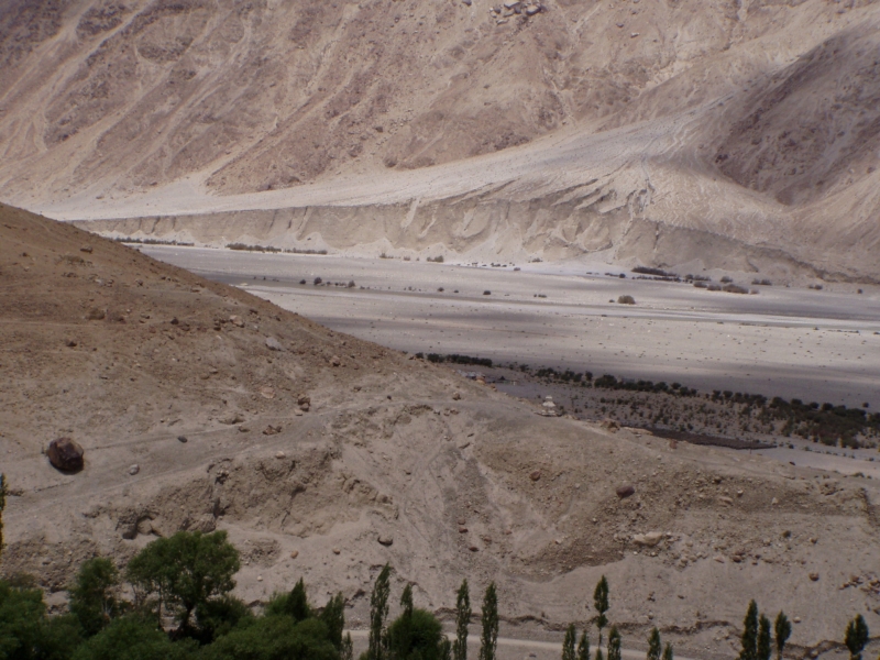 p6240204 The sandy Nubra at 10000 ft