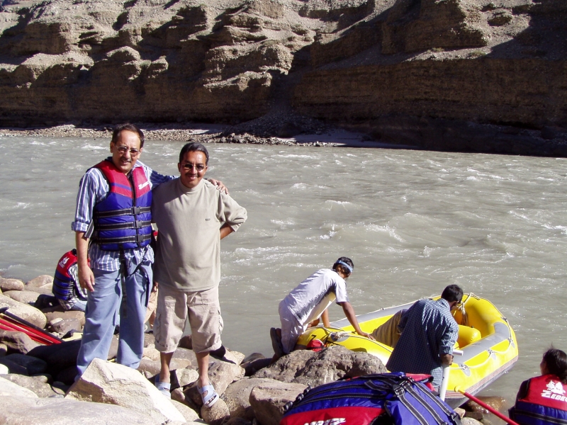 p6220034 Babu with the owner of the raft