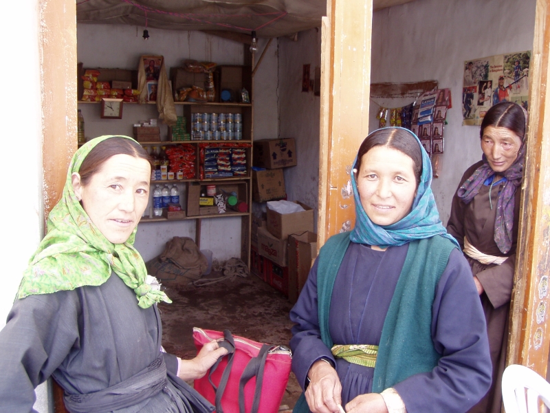 p6230071 Ladies outside Alchi Gompa
