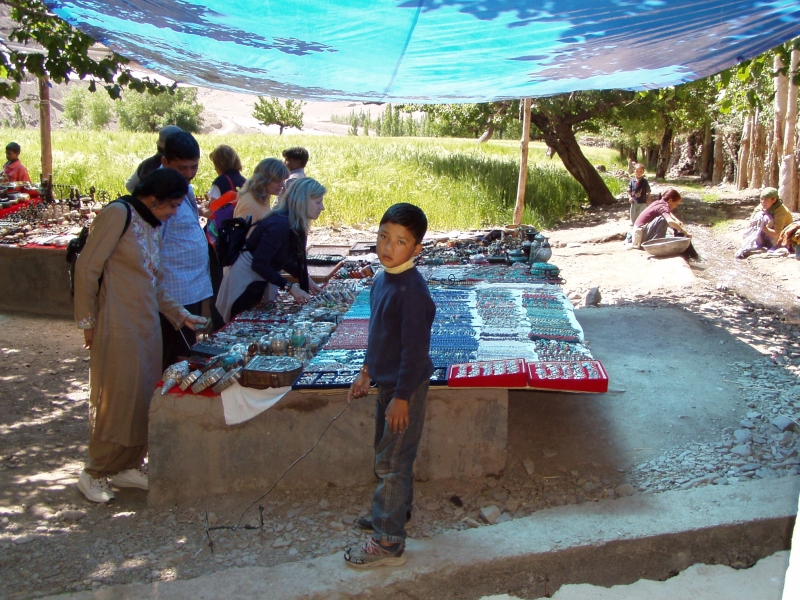 p6230072 A chhotu, while his mother is selling